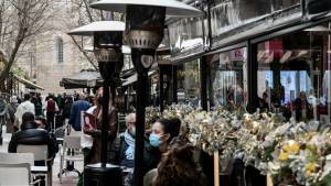 Κορονοϊός: Χαλάρωση εισηγείται η κυβέρνηση σε εστίαση- γήπεδα