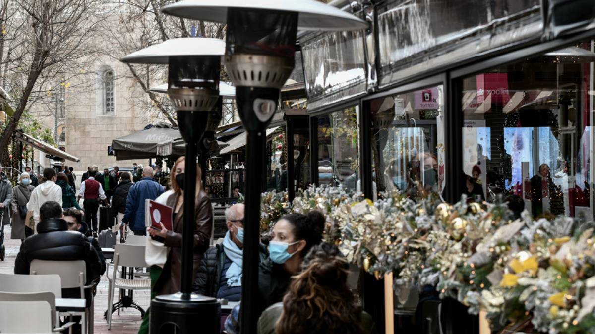 Κορονοϊός: Χαλάρωση εισηγείται η κυβέρνηση σε εστίαση- γήπεδα