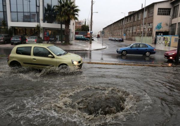 Κακοκαιρία: Άρχισαν τα προβλήματα στην Αττική-Δεκάδες κλήσεις στην Πυροσβεστική