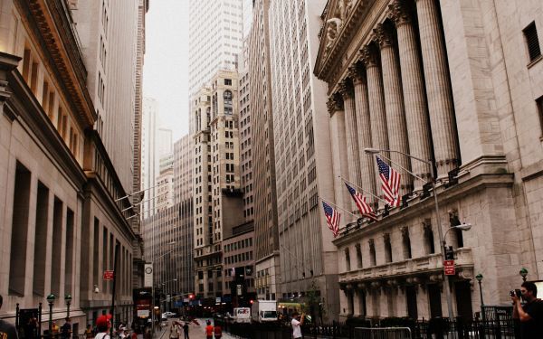 Νέα ρεκόρ καταγράφει ο Dow Jones, θετικά πρόσημα στη Wall