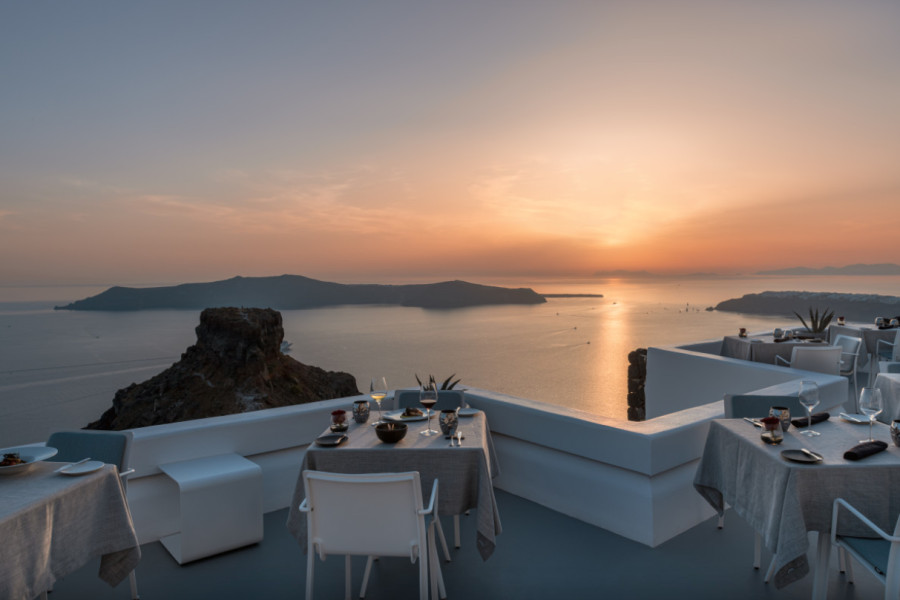 Οι απολαυστικές νέες γεύσεις του Varoulko Santorini στο Grace Hotel