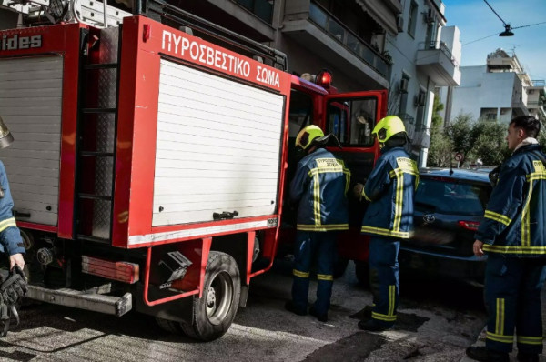 Φωτιά σε ξενοδοχείο στη Λιοσίων- Ένας νεκρός, απεγκλωβίστηκαν 4 άτομα