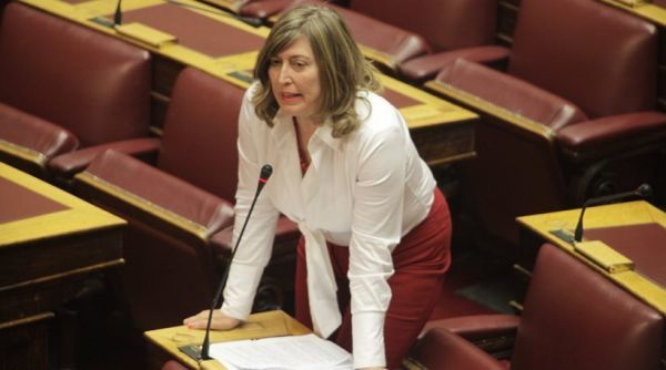Το κρύο χιούμορ της Καρακώστα για τον Σταθάκη και το κέρασμα από... τις μίζες