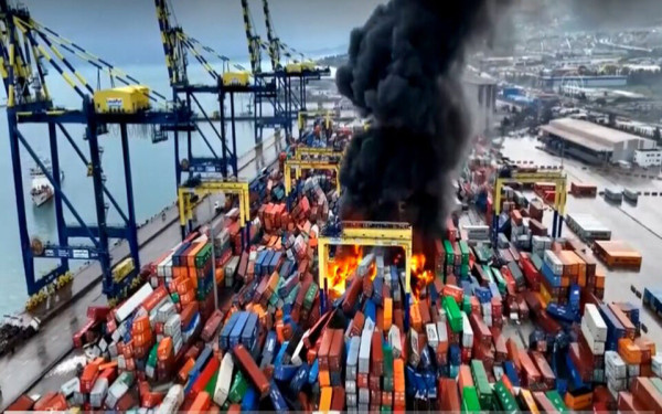 Σεισμός στην Τουρκία: Πυρκαγιά στο λιμάνι του Ισκεντερούν