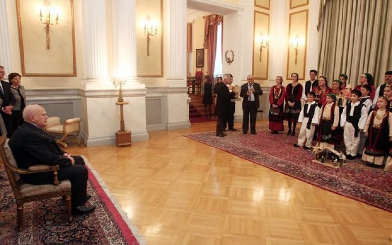 Χριστουγεννιάτικα κάλαντα στον Κ. Παπούλια ενόψει της αναχώρησής του για Γερμανία