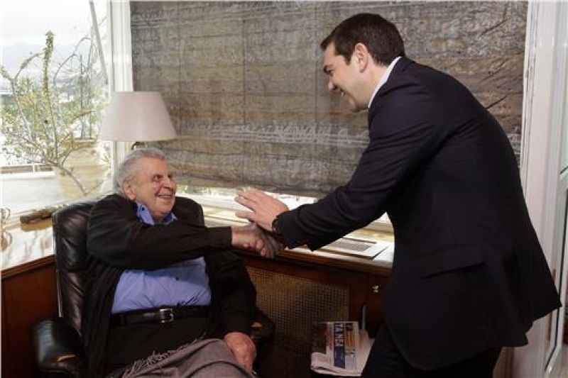 Τσίπρας σε Μ. Θεοδωράκη: Στη μάχη με στρατηγική και μυαλό