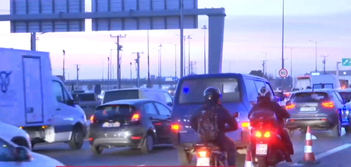 Ανατροπή νταλίκας με πορτοκάλια «μπλόκαρε» τον Κηφισό