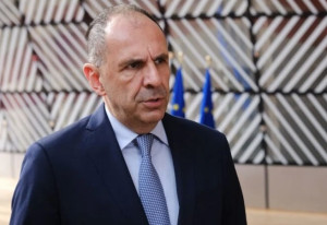 Γεραπετρίτης: Στο Παρίσι για τη Διεθνή Διάσκεψη για τη Συρία