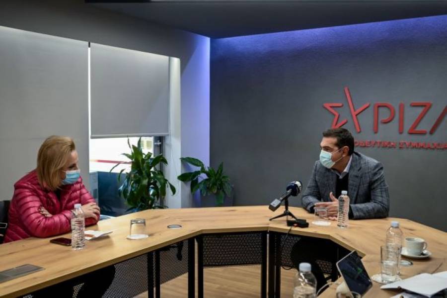 Ο Τσίπρας θέλει οικονομικά κίνητρα εμβολιασμού. Το καλοκαίρι τα κατήγγειλε
