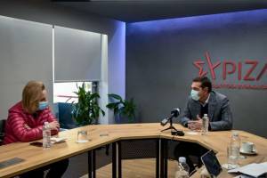 Ο Τσίπρας θέλει οικονομικά κίνητρα εμβολιασμού. Το καλοκαίρι τα κατήγγειλε