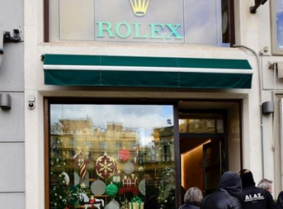 Εντοπίστηκε μία μηχανή των ληστών της Rolex- Συνεχίζεται η έρευνα