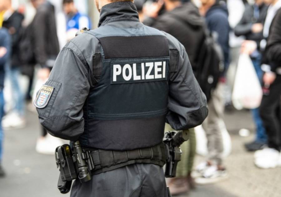 Συνομιλίες με ακροδεξιές οργανώσεις βάζουν «φωτιά» στη γερμανική αστυνομία