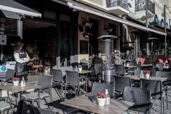 «Χαλαρώνουν» τα μέτρα σε εστίαση και διασκέδαση- Οι αλλαγές