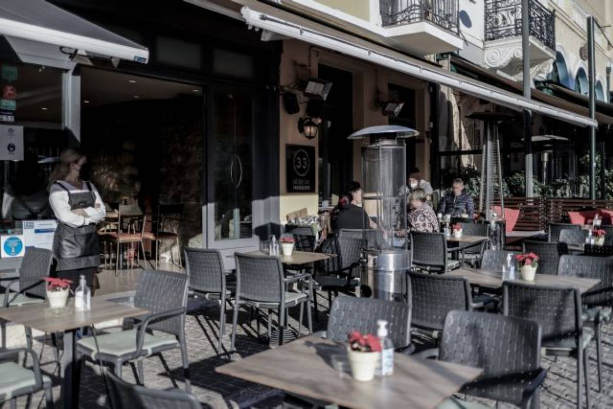 «Χαλαρώνουν» τα μέτρα σε εστίαση και διασκέδαση- Οι αλλαγές