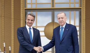 Αντιπολίτευση για Μητσοτάκη – Ερντογάν: Για έλλειμα στρατηγικής και ντροπιαστική εμφάνιση κατηγορούν τον πρωθυπουργό