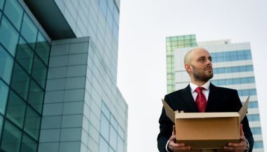 Οσμή αποχωρήσεων πολυεθνικών από το λιανικό εμπόριο