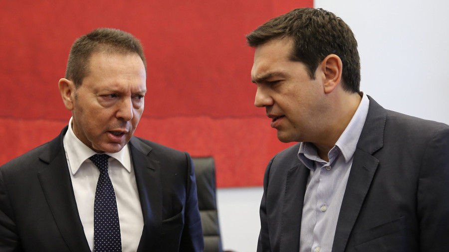 «Καρφιά» Τσίπρα για Στουρνάρα: Κομπάρσος στο μαύρο θέατρο της προπαγάνδας - Μία τρίτη θητεία αξίζει κάθε κόπο