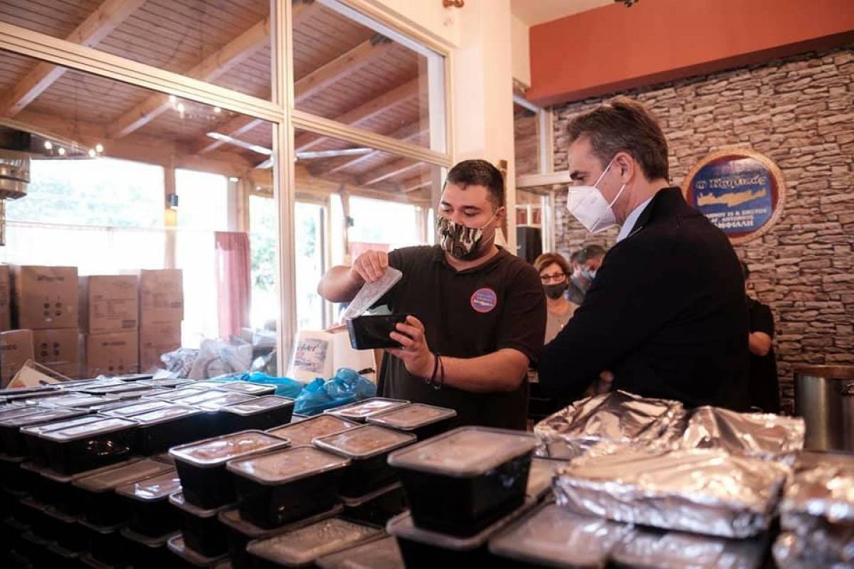 Στην ταβέρνα «Κρητικός» ο Μητσοτάκης- Μοίρασαν φαγητό και δώρα
