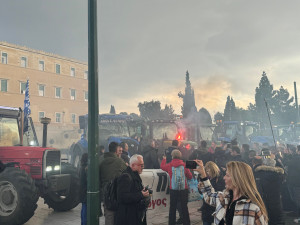 Κλιμάκιο του ΠΑΣΟΚ στο Σύνταγμα: Οι αγρότες σε απόγνωση
