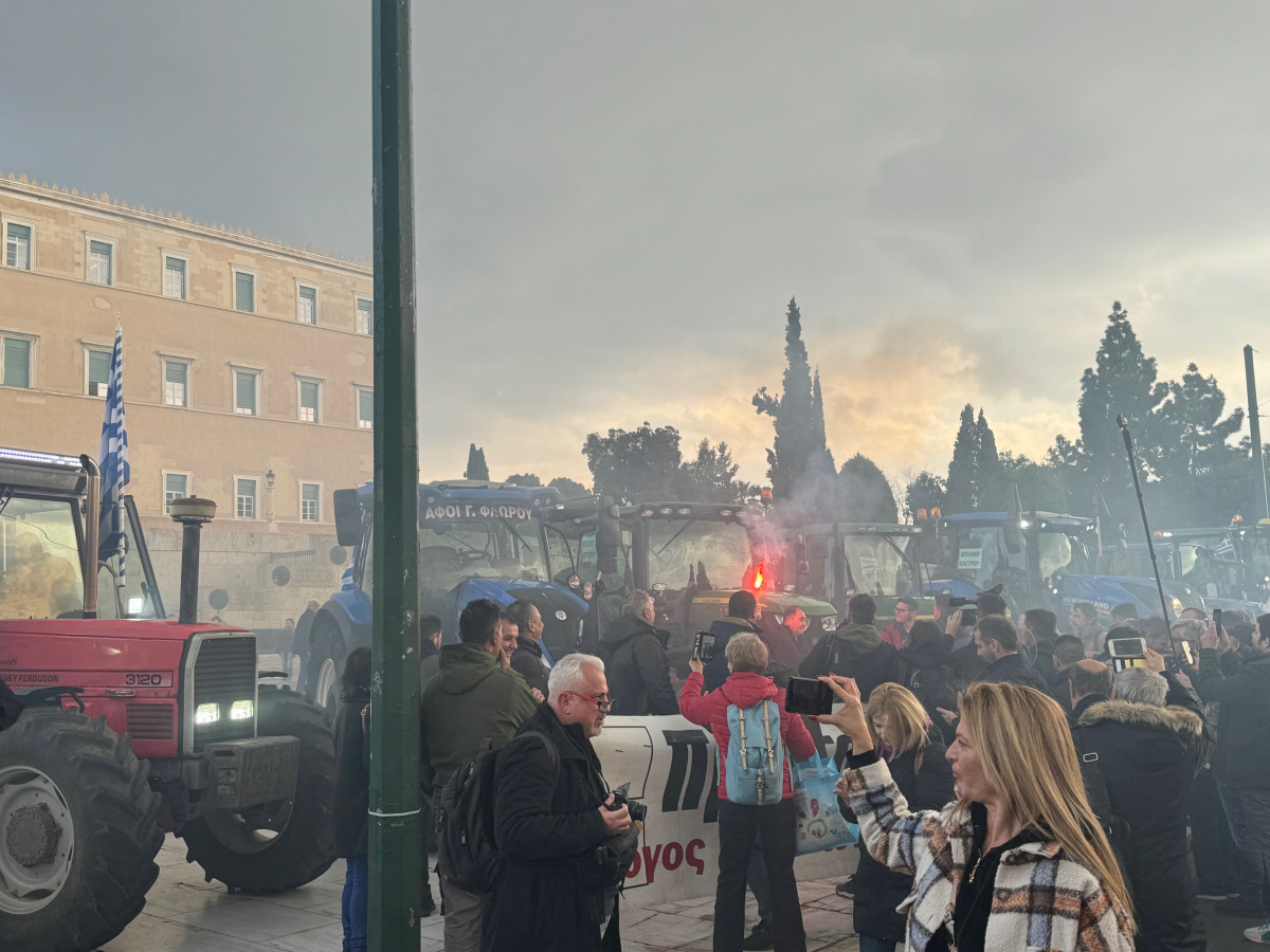 Κλιμάκιο του ΠΑΣΟΚ στο Σύνταγμα: Οι αγρότες σε απόγνωση