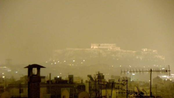 Πού οφείλεται η ομίχλη που... σκέπασε την Ελλάδα