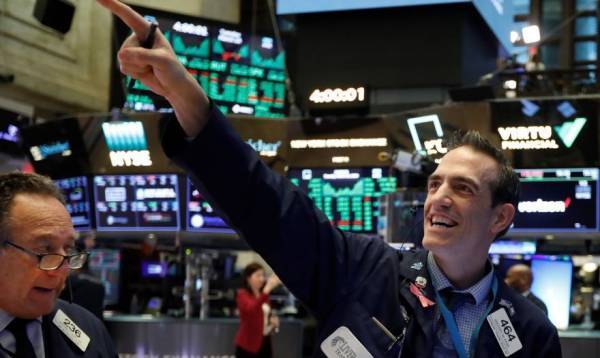 Wall Street: Ανοδικό ξεκίνημα με ώθηση από τις λιανικές πωλήσεις