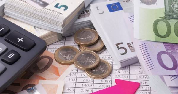 Οι λίγοι πληρώνουν τους πολλούς φόρους