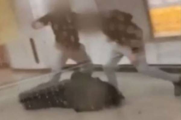 Ξυλοδαρμός σταθμάρχη: Ελεύθεροι με περιοριστικούς όρους οι δύο ανήλικοι