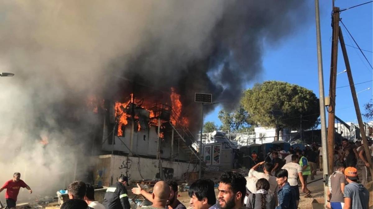 Μεγάλη πυρκαγιά στο ΚΥΤ της Μόριας - Νεκρό 6χρονο παιδί