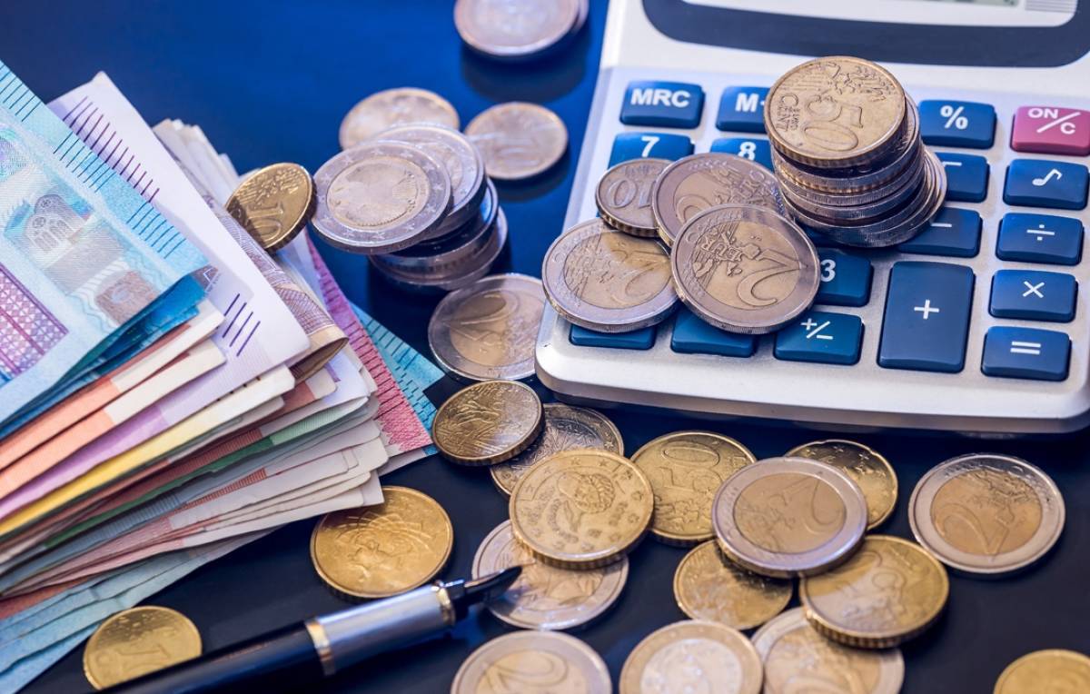Πρόταση μομφής και υπερπλεόνασμα πυροδοτούν σενάρια μειώσεων φόρων