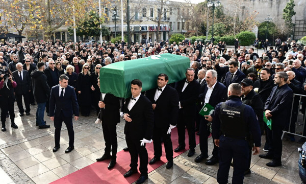 Συγκίνηση στο τελευταίο αντίο στον «Στρατηγό» Μίμη Δομάζο