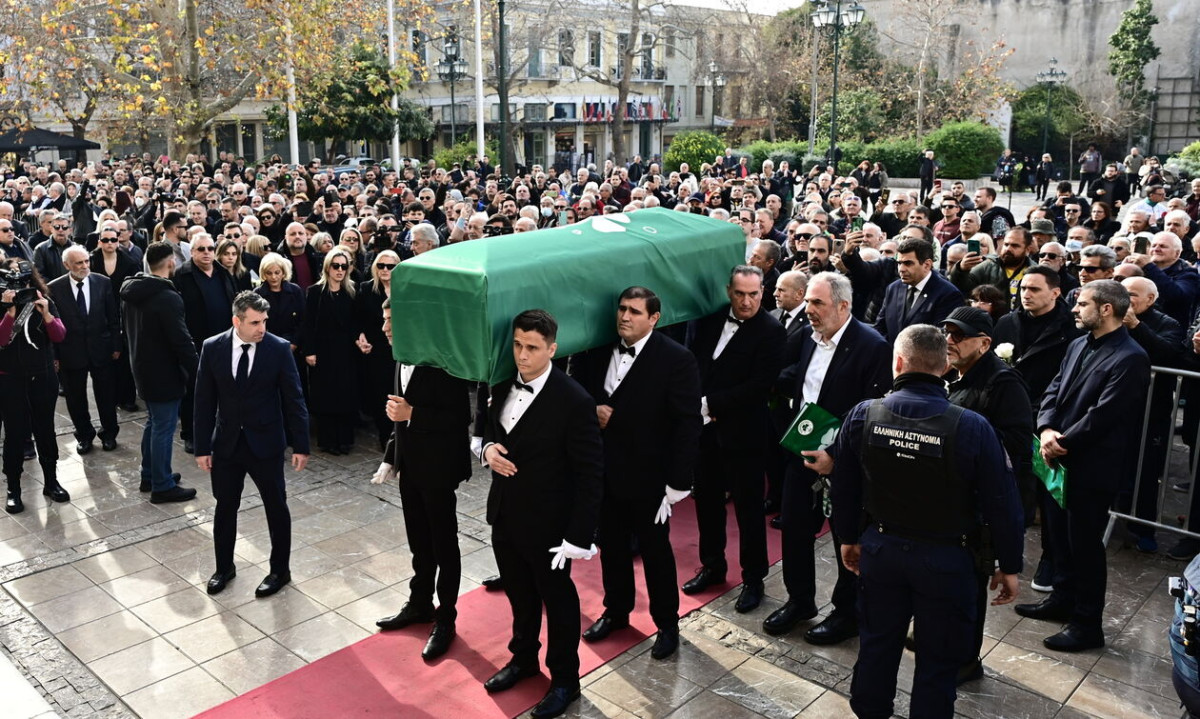 Συγκίνηση στο τελευταίο αντίο στον «Στρατηγό» Μίμη Δομάζο