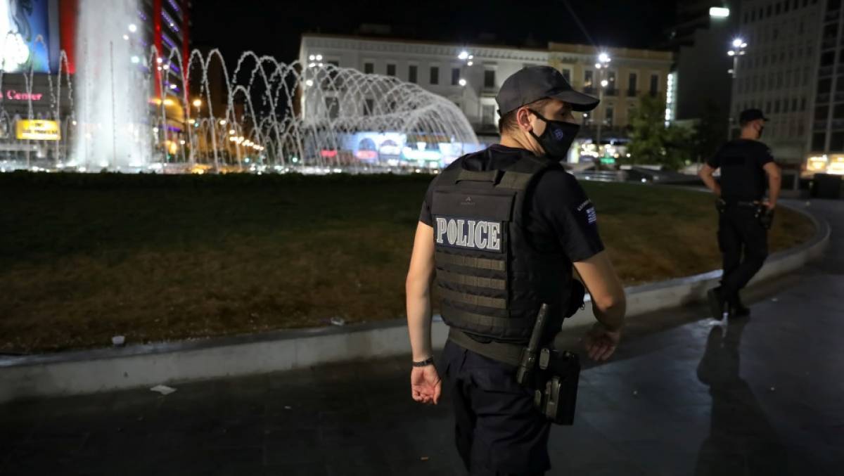 Προειδοποιεί με αυστηρούς ελέγχους η ΕΛΑΣ: Μη συγκεντρώνεστε σε πλατείες-σπίτια