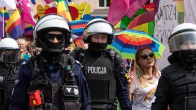 Η Πολωνία μπλοκάρει το Ταμείο Ανάκαμψης για τους γάμους ομοφυλοφίλων!