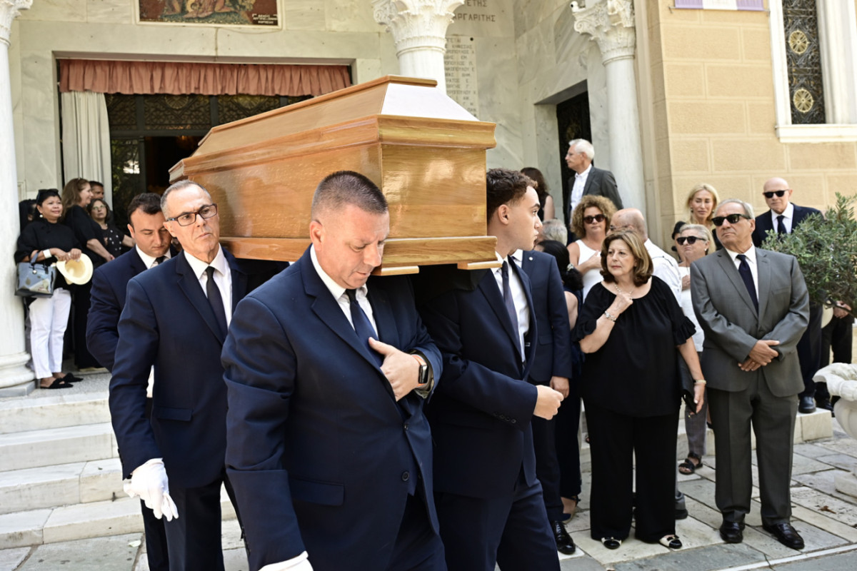 Σε κλίμα συγκίνησης το τελευταίο «αντίο» στον Στέφανο Μάνο