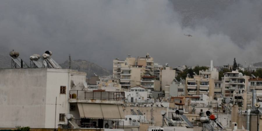 Υπό μερικό έλεγχο η φωτιά στο Βύρωνα