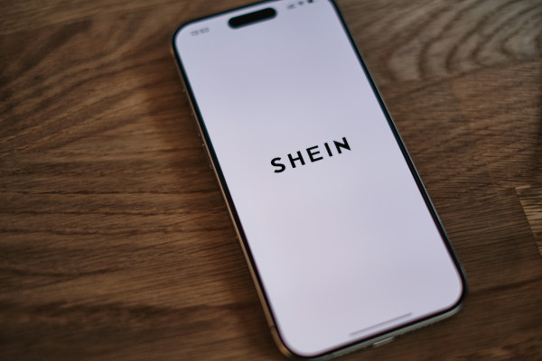 Shein: Από τα $100 δισ. στα $26 δισ. η αποτίμηση – Το μεγάλο στοίχημα της IPO