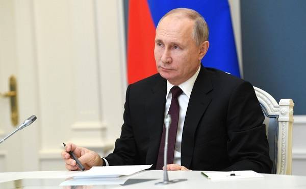 Ο Πούτιν παραμένει και επίσημα στο Κρεμλίνο ως το 2036