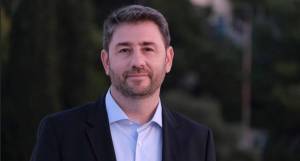 Ποιοι θα πουν τα χριστουγεννιάτικα κάλαντα στον Ανδρουλάκη