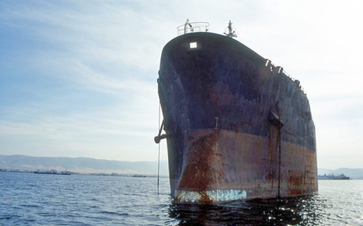 Στα 52 ανήλθαν τα αργούντα εμπορικά πλοία το Δεκέμβριο