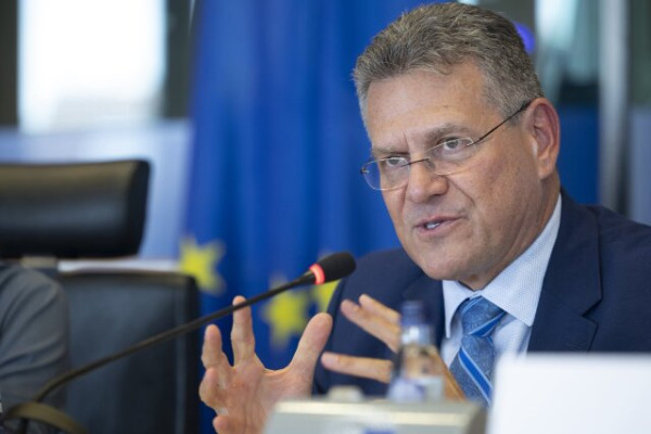 Σέφτσοβιτς προς ΗΠΑ: Η ΕΕ θα προστατέψει την τεχνολογική της κυριαρχία - Όχι στη χαλάρωση των κανονισμών