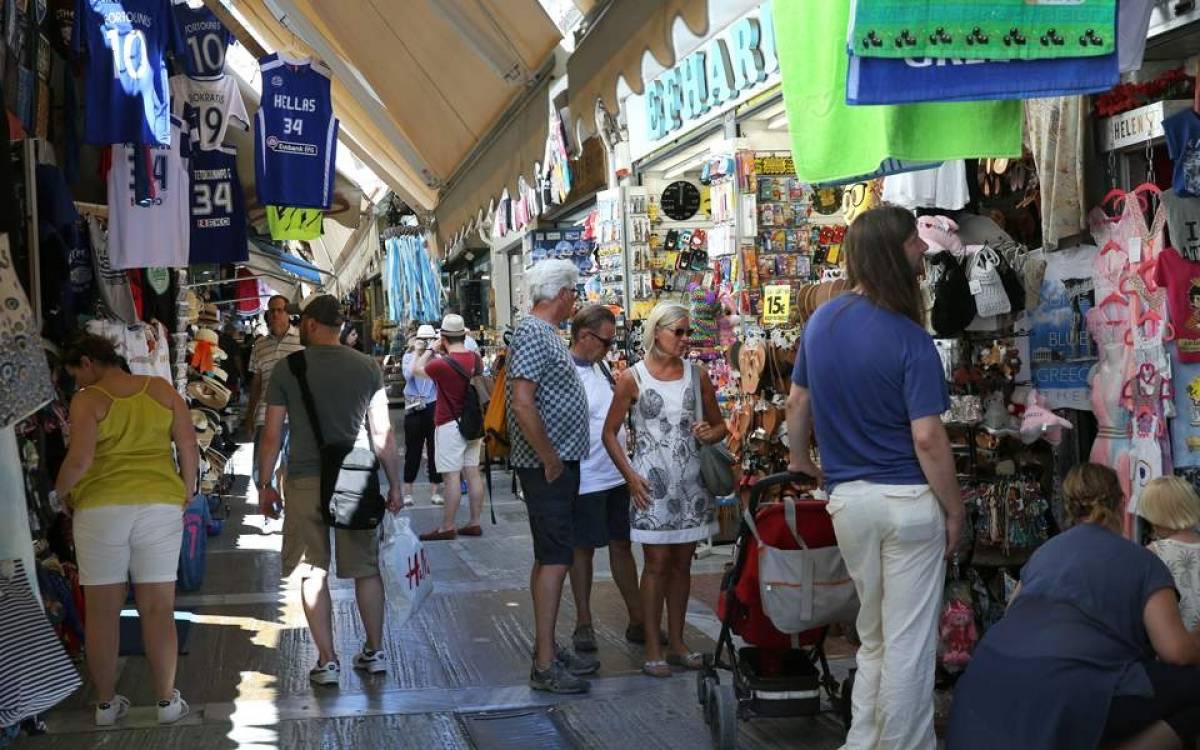 Τι απαντά το ΙΝΣΕΤΕ στην ΕΣΕΕ για τη σχέση τουρισμού-εμπορίου