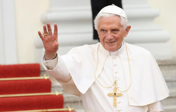 Σε λαϊκό προσκύνημα η σορός του Πάπα Βενέδικτου στο Βατικανό