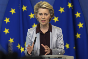 Φον ντερ Λάιεν για πρόταση μομφής: Μη πέσετε στην παγίδα του Πούτιν