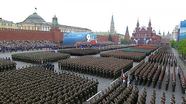 Ημέρα της Νίκης: Παρέλαση στην Κόκκινη Πλατεία- Τα...φώτα στον Πούτιν