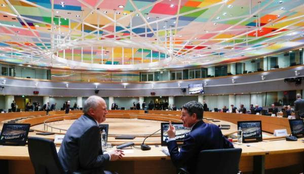 Προγράμματα στήριξης και ελλείμματα στη ζυγαριά του Eurogroup