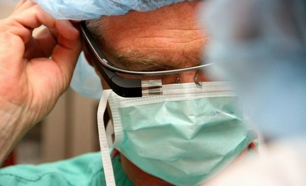 Γιατρός εγχείρισε ασθενή φορώντας τα Google Glasses