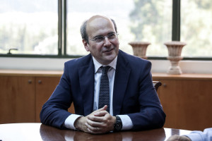 Χατζηδάκης: Δεν είμαστε στο σημείο επιβολής δελτίου καυσίμων