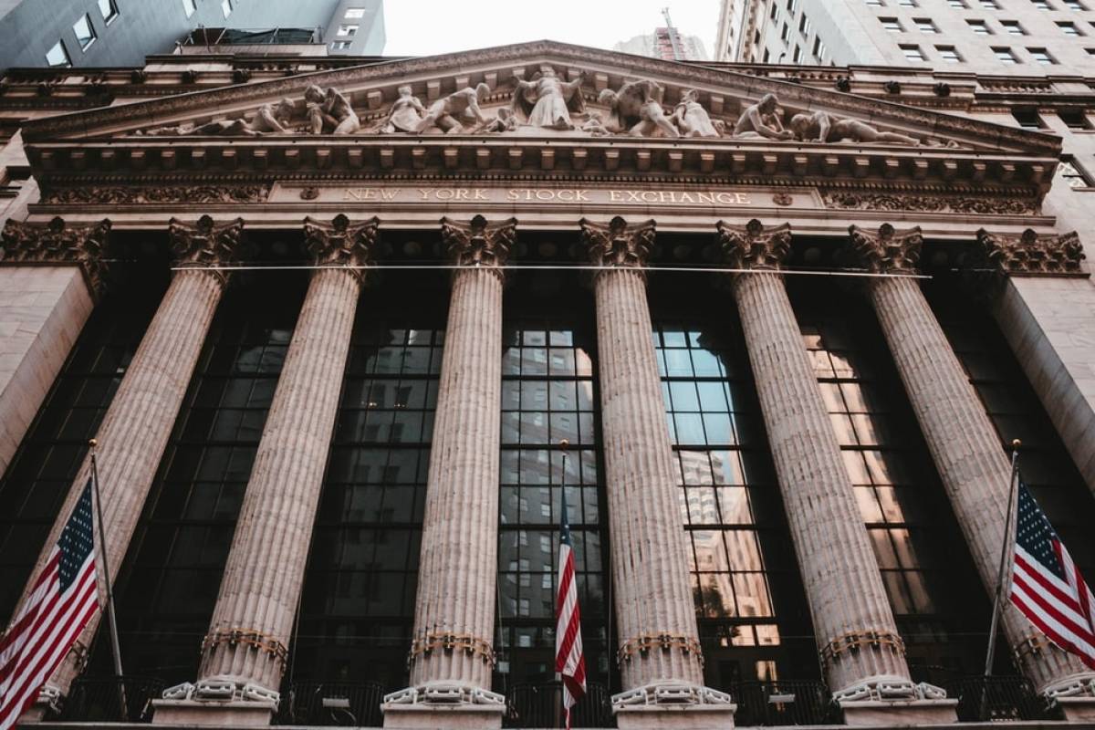 Με αρνητικό πρόσημο κλείνει την εβδομάδα η Wall Street