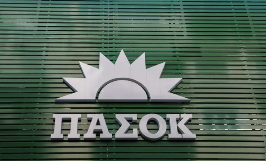 ΠΑΣΟΚ: Επιπολαιότητα Χαρδαλιά-Δημοσίευσε φωτογραφίες του μπροστά σε απόρρητους στρατιωτικούς χάρτες